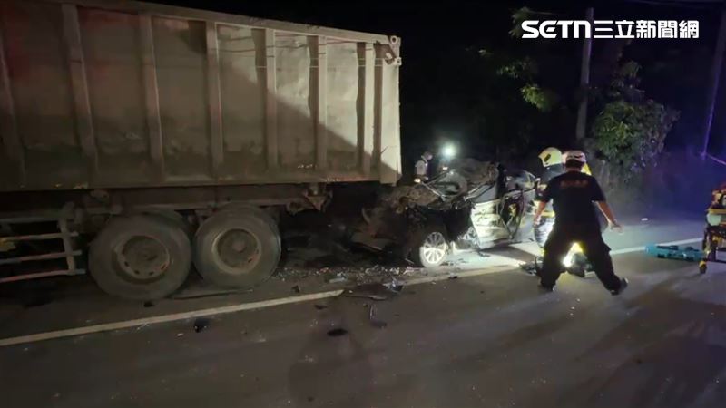 轎車高速撞進停放路旁的35噸砂石底盤,全程幾乎沒有煞車跡象。(圖/翻攝畫面)