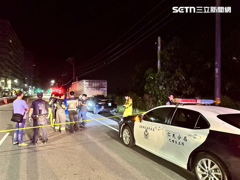 53歲錢姓男駕駛被擠壓在狹小空間內明顯死亡,通知家屬到場確認身分。(圖/翻攝畫面)