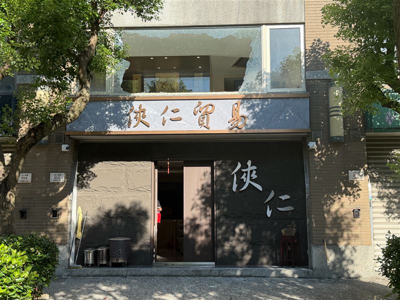 江男朝明仁會據點開槍,造成二樓玻璃窗毀損。(圖/翻攝畫面)