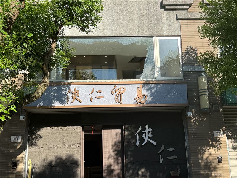 警方到現場採證尋獲彈殼等證物。（圖／翻攝畫面）
