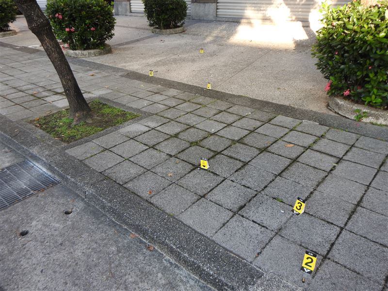 警方獲報到場採集到多枚彈殼。（圖／翻攝畫面）
