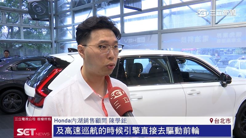 Honda內湖銷售顧問陳學鋐表示，Honda CR-V e:HEV在油耗上的表現比以往好很多。（圖／擷自三立新聞網YT）
