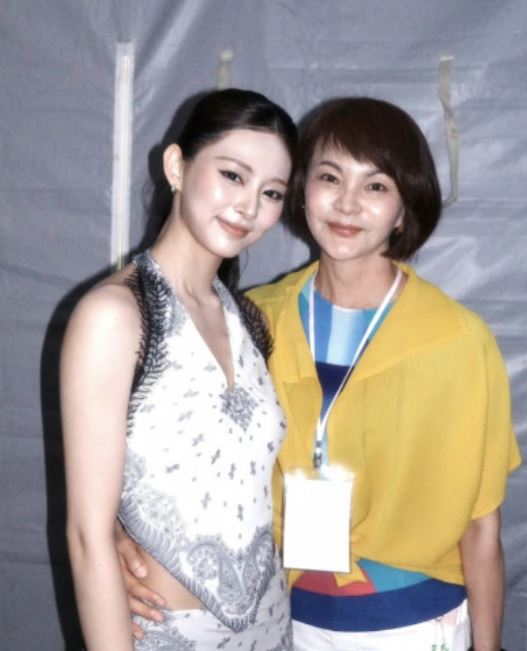 子瑜媽媽曬出母女後台合照。（圖／翻攝自IG）