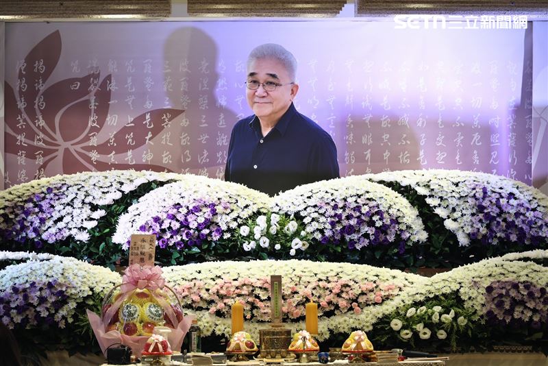 導演王時政遺照曝光,臉上掛著溫暖微笑。(圖/記者田俊彥攝影)