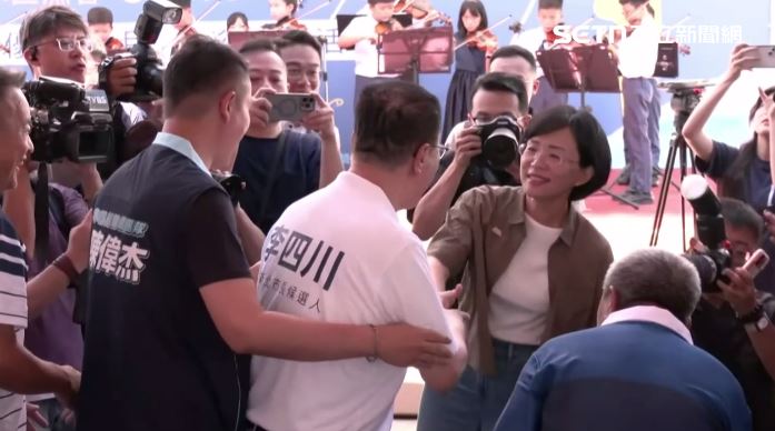 蘇巧慧、李四川在新北市淡水區漁會漁民節活動同台(圖/翻攝畫面)