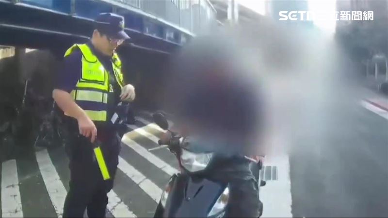 北市蘇姓清潔工無照騎車上班違規迴轉被查獲毒駕。(圖/翻攝畫面)
