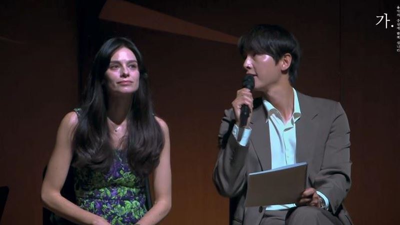 宋仲基跟英籍老婆遭傳婚變。(圖/翻攝自youtube@gaon soloists)