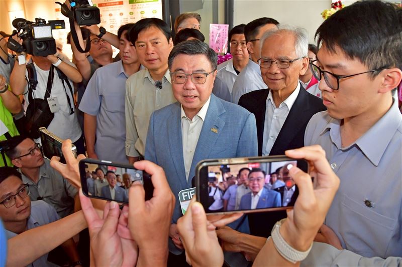 行政院長卓榮泰出席仰山文教基金會活動時受訪（圖／行政院提供）