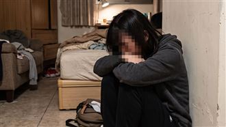 坐正妹旁動歪念！男搭火車手肘狂摸腿