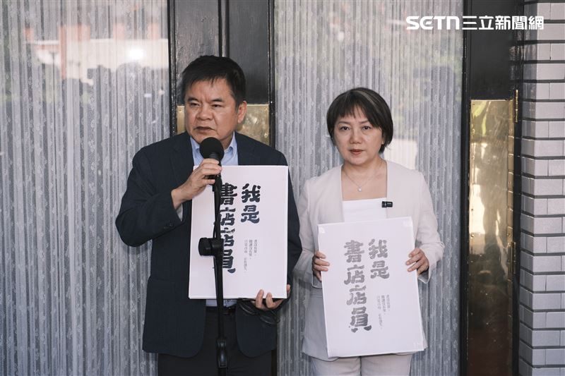 范雲、莊瑞雄舉起「我是書店店員」牌子聲援遭香港警察搜索、因書入罪的獨立書店。(圖/記者楊士誼攝影)