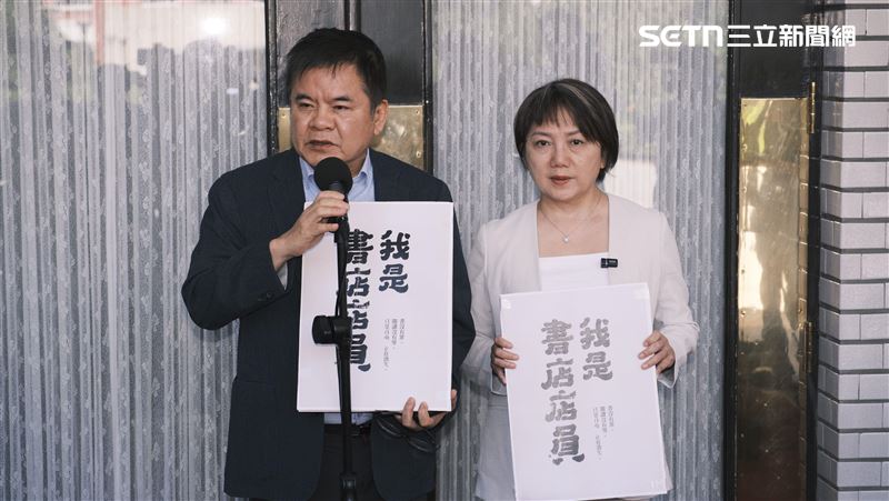 挺香港！立院綠黨團舉牌「我是書店店員」