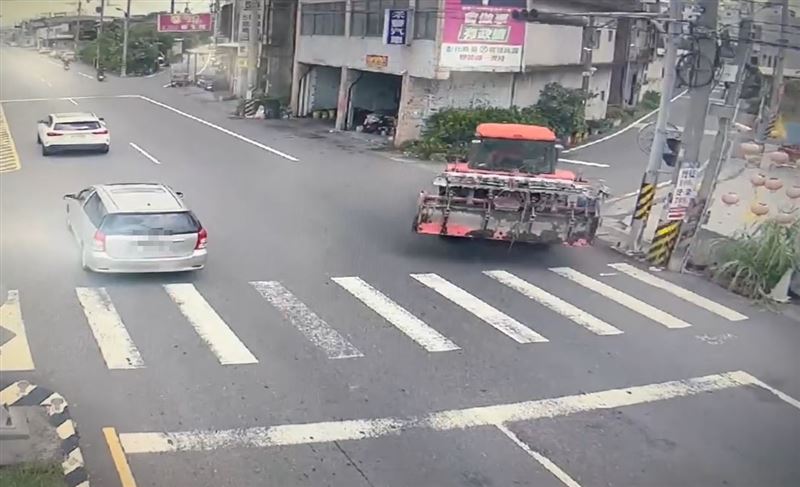 陳姓男子喝了3罐啤酒開耕耘機上路,擦撞路旁停放車輛。(圖/翻攝畫面)