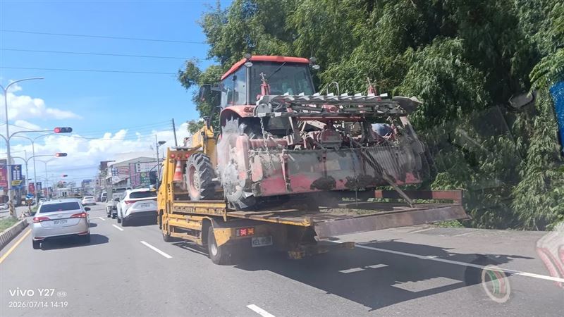男子酒駕耕耘機肇事,警方當場找來拖吊車扣車。(圖/翻攝自Threads @a9686300)