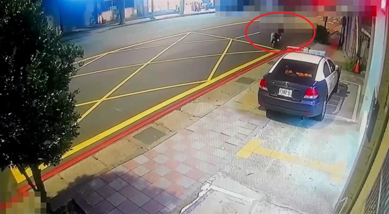 江男犯案後騎機車到派出所投案。(圖/翻攝畫面)