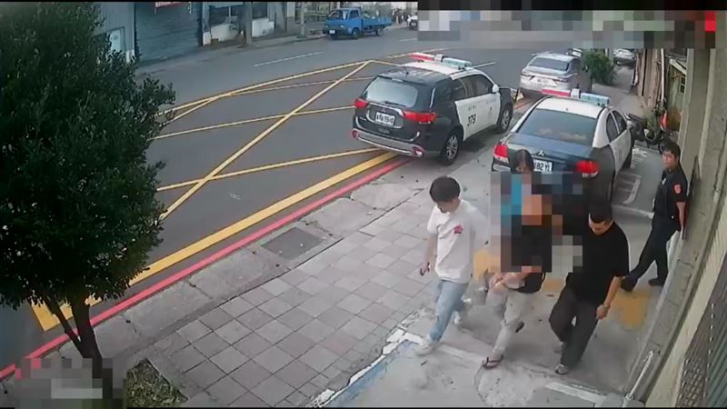 警方把江男帶回分局偵辦。(圖/翻攝畫面)