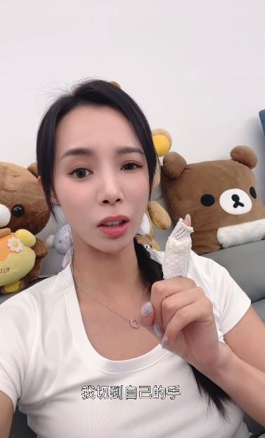茵茵原本以為傷勢不嚴重，只先自行清潔傷口並貼上人工皮，但後續發現，只要手指彎曲、拿東西或開車等日常動作，都會引發明顯疼痛，才驚覺情況不妙。（圖／翻攝自康茵茵IG）
