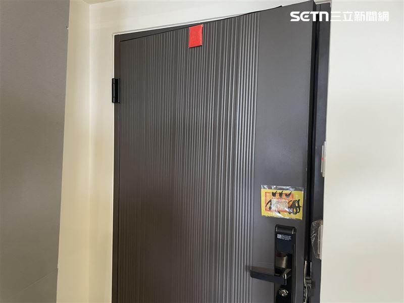 機房門口裡裡外外張貼多張屬陰符咒,民俗專家解釋,通常偏向陰法、陰事,多半有阻隔正神、避免遭揭發的意味。(圖/翻攝畫面)