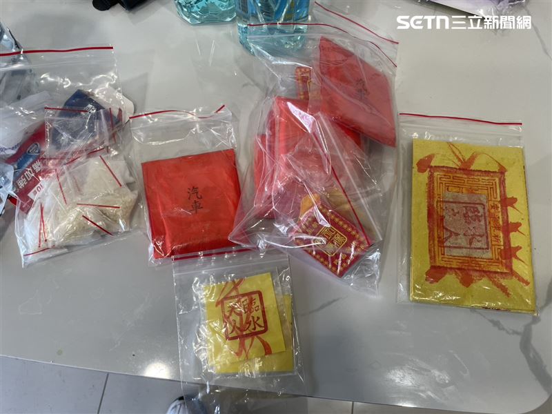 機房內除了詐騙用的生財工具,還摻雜了不少玄學。(圖/翻攝畫面)