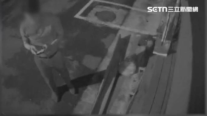 深夜男子為了撿東西,當起工頭「拆台」
