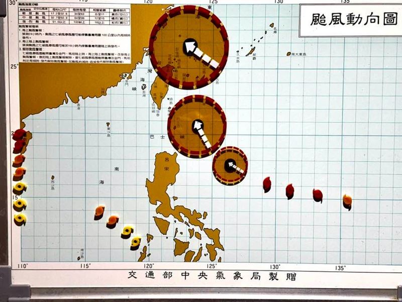 鄭明典分享以前的紙本颱風動向圖。(圖/鄭明典臉書)