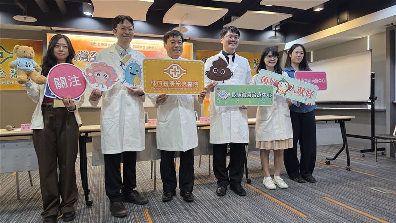 長庚醫院今舉行「開發AI預測模型解碼健康年齡 開啟微菌醫療」記者會。(圖/長庚醫院提供)