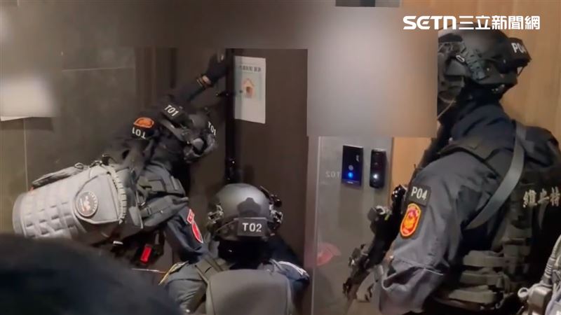 玄學的盡頭是監獄,大批警力破門逮人。(圖/翻攝畫面)