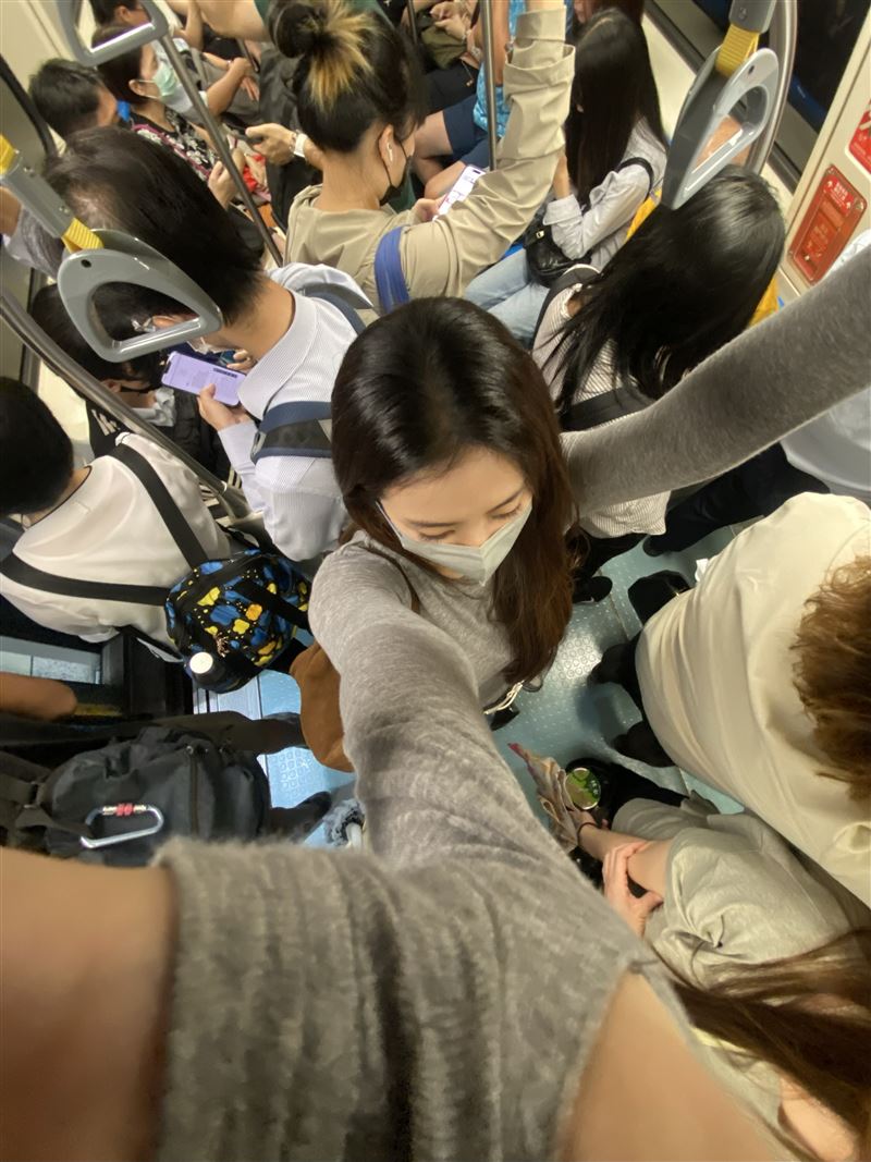 周曉涵現身北捷。（圖／翻攝自周曉涵Threads）
