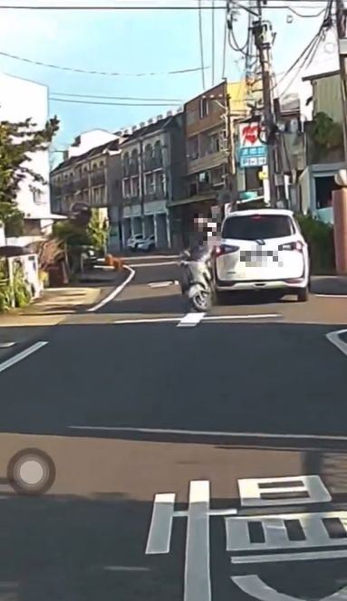 機車騎士與乘客2人受到猛力撞擊,瞬間噴飛倒地,差點遭後方來車輾過。(圖/翻攝自Threads @rl_drinkkk)
