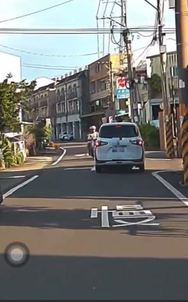 白色休旅車在巷口與對向雙載的機車發生擦撞。(圖/翻攝自Threads @rl_drinkkk)