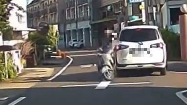 雙載機車迎面猛撞休旅車 2人噴飛險遭輾