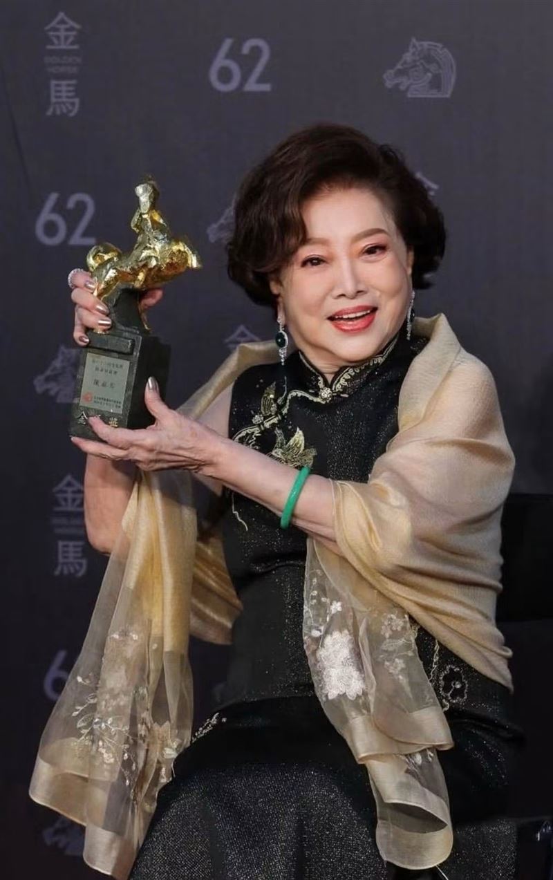 87歲陳淑芳出道近70年,出演過無數經典作品,近年更陸續獲頒金馬終身成就獎、金鐘特別貢獻獎。(圖/翻攝自FB陳淑芳)