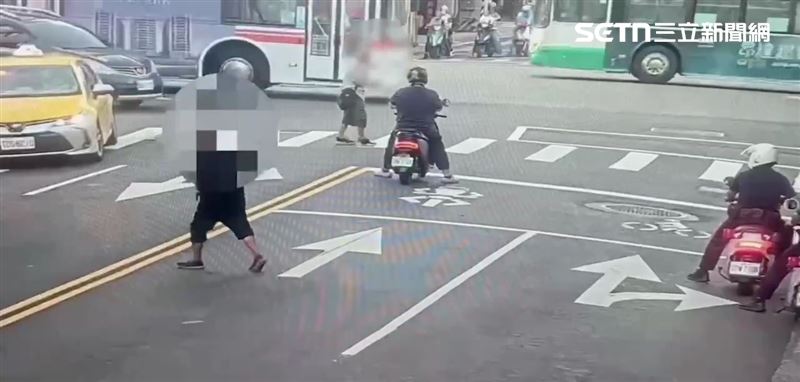 北市黃男酒後在馬路上亂竄遭警方保護管束。(圖/翻攝畫面)