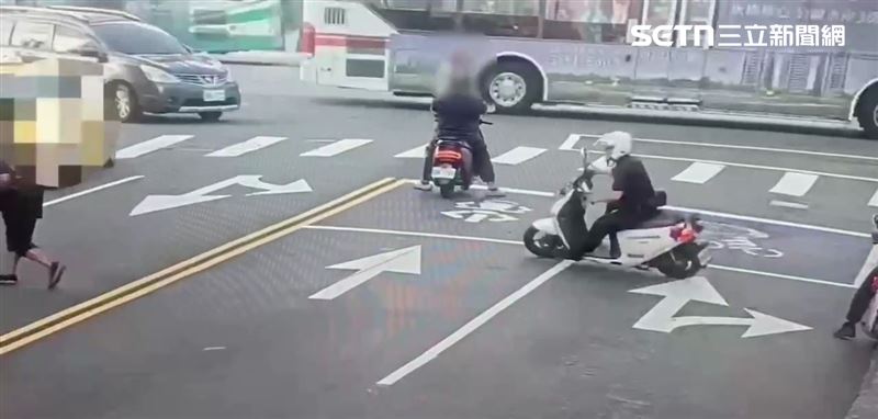 北市黃男酒後在馬路上亂竄遭警方保護管束。(圖/翻攝畫面)