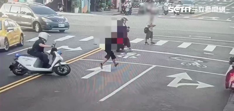 北市黃男酒後在馬路上亂竄遭警方保護管束。(圖/翻攝畫面)