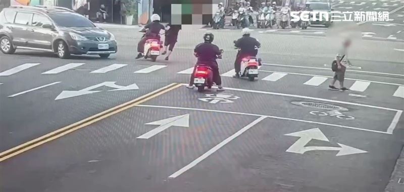 北市黃男酒後在馬路上亂竄遭警方保護管束。(圖/翻攝畫面)