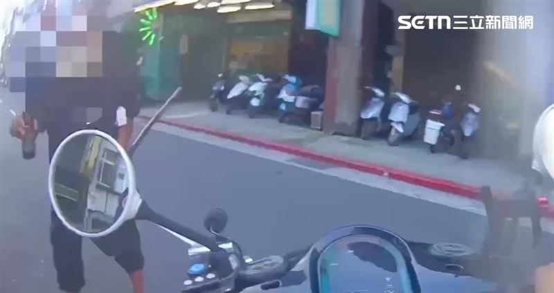 北市黃男酒後在馬路上亂竄遭警方保護管束。(圖/翻攝畫面)