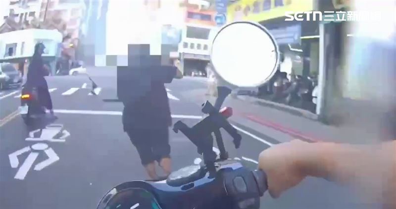 北市黃男酒後在馬路上亂竄遭警方保護管束。(圖/翻攝畫面)
