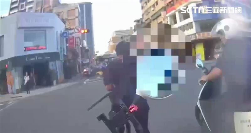 北市黃男酒後在馬路上亂竄遭警方保護管束。(圖/翻攝畫面)