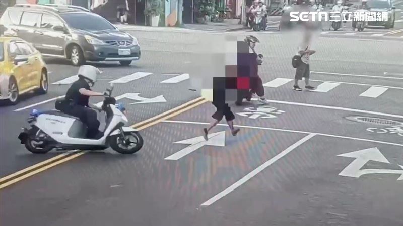 醉漢馬路亂竄又拒檢 警當街上演貓捉老鼠