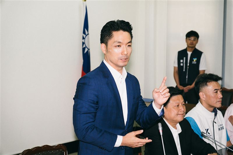 何孟樺指出,蔣萬安市府近三年從來沒有稽查過南僑,以及其關係企業「皇家可口公司」。(圖/記者楊士誼攝影)