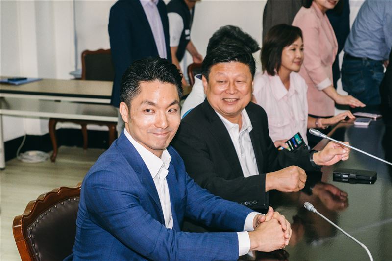 林楚茵指出,蔣萬安口中的6個形容詞「傲慢、蓋牌、護航、包庇、無能、神隱」,哪一個拿來形容蔣市府不成立?林延鳳也表示,蔣萬安只剩下咆哮以及轉移焦點、問A答B。(圖/記者楊士誼攝影)
