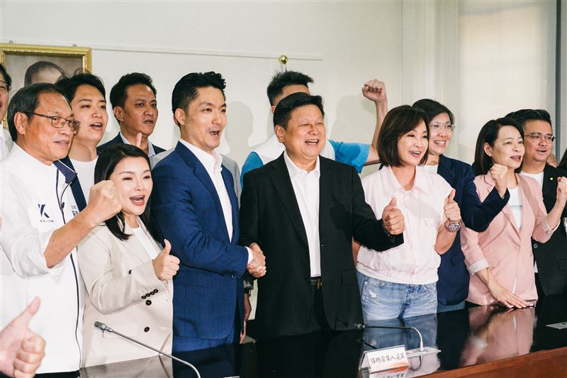傅崐萁痛批,全國人民都飽受「民進黨毒害台灣」,每天不斷在吃「民進黨灌輸的毒品」。蔣萬安則表示,政府掩蓋、包庇、護航、神隱,因此必須為民發聲,告訴政府「不能再吃人夠夠」。(圖/記者楊士誼攝影)