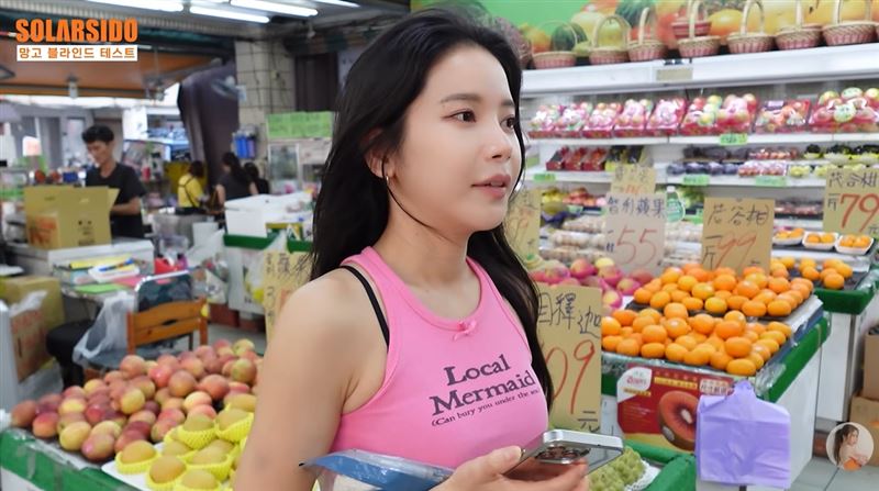 頌樂親自到高雄的水果行採買芒果。(圖/翻攝自솔라시도 solarsido YT)