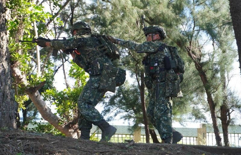 第一作戰區配合聯合防禦操演，進行反空機降應援與反特攻等作戰演練，官兵持槍警戒，有如實戰。（圖／澎湖防衛部提供提供）
