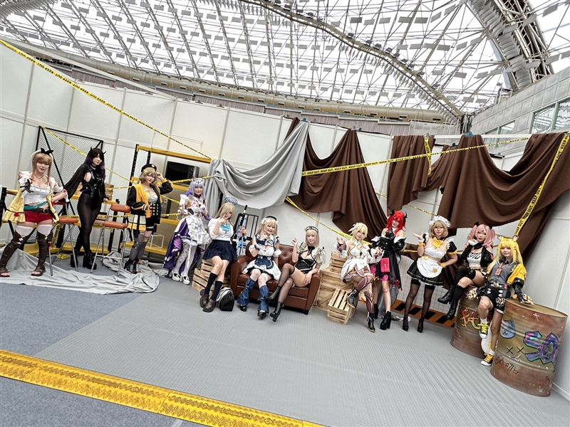 COSMOS創作攝影展7月17日於臺大登場,12位日本人氣coser齊聚合影,為三天複合式盛會揭開序幕。(圖/COSMOS創作攝影展提供)