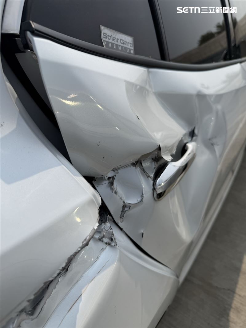 車主看到車身受損狀況,心有餘悸。(圖/莊小姐提供)