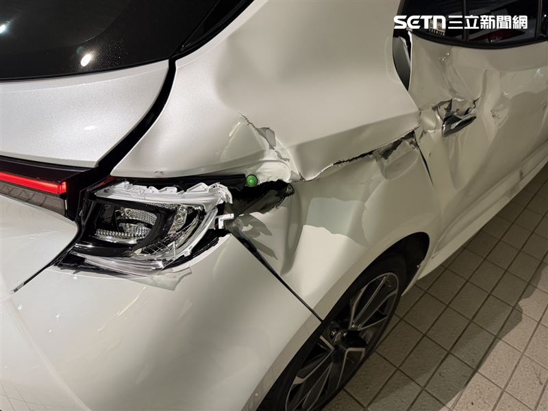 轎車車門及車身被公車金屬風扇板刺穿裂開一個大洞,維修費高達10多萬。(圖/莊小姐提供)