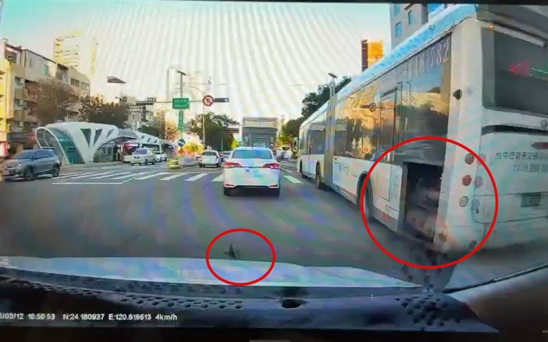 車主感受到車身突然劇烈晃動,驚覺自己遭擦撞。(圖/莊小姐提供)