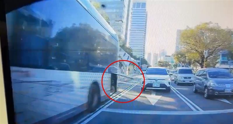 台中公車的風扇板沒關上,在台灣大道刺穿隔壁車道的轎車鈑金。(圖/莊小姐提供)