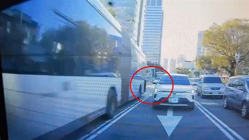 台中公車「血滴子」刺穿車門 驚悚畫面曝